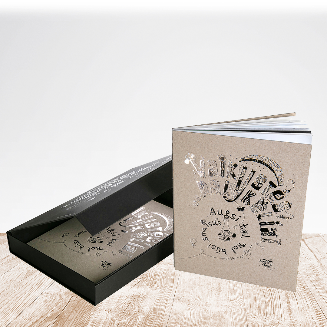 RINKINYS: Knygelė „Vaikystės dalykėliai" su dėžute